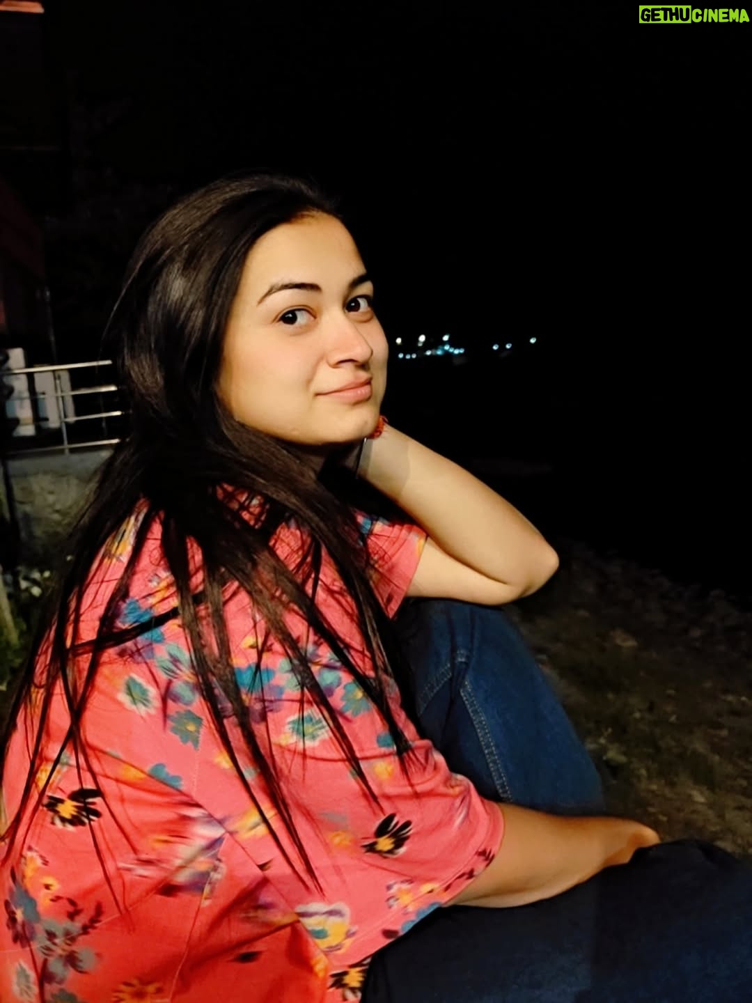 Raksha Upadhyay - 3 Likes - ✨ "सुनो, इश्क़ हो तुम..." ✨
कभी किसी ने तुम्हें कहा है कि तुम्हारी आँखें सिर्फ आँखें नहीं...
 एक पूरी कहानी हैं?
तुम्हारी इन आंखों में जब मैं खुद को महसूस करती हूं, तो लगता है जैसे ज़िंदगी का सबसे खूबसूरत सफ़र वहीं रुक गया हो।
आईने में जब भी देखना, अपनी उन आँखों की गहराई में मेरा प्यार महसूस करना... क्योंकि ये इश्क़ सिर्फ लफ़्ज़ों का नहीं, रूह का है।
तुम इन आँखों में हमेशा मेरी दास्तां बने रहना... और मैं तुम्हारी इन निगाहों का मुकम्मल सफ़र। ❤️

🌸 प्यार सिर्फ कहा नहीं जाता... महसूस भी किया जाता है।
तो बताओ... क्या कभी किसी की आँखों में खुद को देखा है? 👀✨
कमेन्ट में मुझे बताओ, तुम्हें किसकी आँखें सबसे ज्यादा खूबसूरत लगती हैं? 💬

---

✅ Double-tap करो अगर ये पढ़कर तुम्हारे दिल में भी कोई नाम आया हो।
✅ इस पोस्ट को शेयर करो उस शख़्स के साथ जो तुम्हारे लिए सबसे खास है।

---

#IshqWaliFeel #DilKiBaat #HeartfeltVibes #LoveInWords #FeelTheLove #Hindipoetry #RomanticThoughts #InstaLove #DeepConnection #PyarKaSafar #SoulfulWords #DearRaksha #DearRaksha #dear_raksha