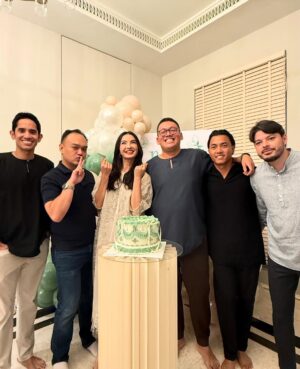 Raline Shah Instagram - Iftar Birthday last month, how time flies✨🤍
I spent my formative teenage years with this bunch. So grateful that we can still feel so close after all these years! Heart and belly full of joy and giggles to last. Catching up over a long “lepak” session and a birthday that I just had to show up to and fly “home”.
Home for me is not a place, home is a feeling of peace and being accepted unconditionally by the people I love no matter what happens in this life.
Thank you for throwing this lovely buka puasa celebration @ririshah @sashayusof @bakers.33 🤍 🥹
You guys are unforgettable in every way🙃