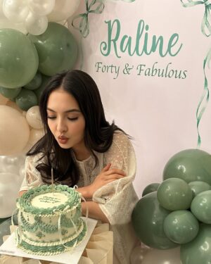 Raline Shah Instagram - Iftar Birthday last month, how time flies✨🤍
I spent my formative teenage years with this bunch. So grateful that we can still feel so close after all these years! Heart and belly full of joy and giggles to last. Catching up over a long “lepak” session and a birthday that I just had to show up to and fly “home”.
Home for me is not a place, home is a feeling of peace and being accepted unconditionally by the people I love no matter what happens in this life.
Thank you for throwing this lovely buka puasa celebration @ririshah @sashayusof @bakers.33 🤍 🥹
You guys are unforgettable in every way🙃