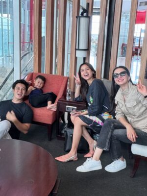 Raline Shah Instagram - Its a wrap! Shooting penuh kenangan di Pulau Bangka…Setelah sekian lama tdk terlibat film… it feels like coming home. Thank you fam! 🎬
#suamikulukaku