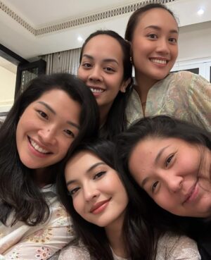 Raline Shah Instagram - Iftar Birthday last month, how time flies✨🤍
I spent my formative teenage years with this bunch. So grateful that we can still feel so close after all these years! Heart and belly full of joy and giggles to last. Catching up over a long “lepak” session and a birthday that I just had to show up to and fly “home”.
Home for me is not a place, home is a feeling of peace and being accepted unconditionally by the people I love no matter what happens in this life.
Thank you for throwing this lovely buka puasa celebration @ririshah @sashayusof @bakers.33 🤍 🥹
You guys are unforgettable in every way🙃