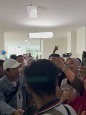Raline Shah Instagram - Its a wrap! Shooting penuh kenangan di Pulau Bangka…Setelah sekian lama tdk terlibat film… it feels like coming home. Thank you fam! 🎬
#suamikulukaku