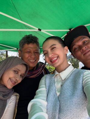 Raline Shah Instagram - Its a wrap! Shooting penuh kenangan di Pulau Bangka…Setelah sekian lama tdk terlibat film… it feels like coming home. Thank you fam! 🎬
#suamikulukaku