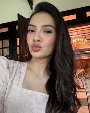 Raline Shah Instagram - Merayakan Idul Fitri di kampung halaman! My heart is full✨❤️🙏🏻
Happy to have friends and family enjoy lontong Medan at our open house. Last breakfast in Medan was @miejalandarat and having a go at cooking my fav dish☺️
Sending love and safe wishes for travels this Hari Raya.
#homebound #eid
