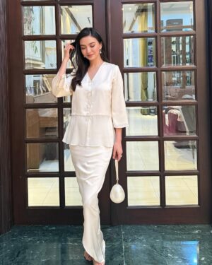 Raline Shah Instagram - Merayakan Idul Fitri di kampung halaman! My heart is full✨❤️🙏🏻
Happy to have friends and family enjoy lontong Medan at our open house. Last breakfast in Medan was @miejalandarat and having a go at cooking my fav dish☺️
Sending love and safe wishes for travels this Hari Raya.
#homebound #eid