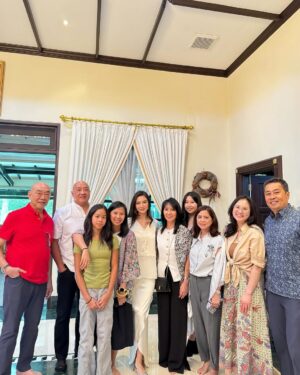 Raline Shah Instagram - Merayakan Idul Fitri di kampung halaman! My heart is full✨❤️🙏🏻
Happy to have friends and family enjoy lontong Medan at our open house. Last breakfast in Medan was @miejalandarat and having a go at cooking my fav dish☺️
Sending love and safe wishes for travels this Hari Raya.
#homebound #eid