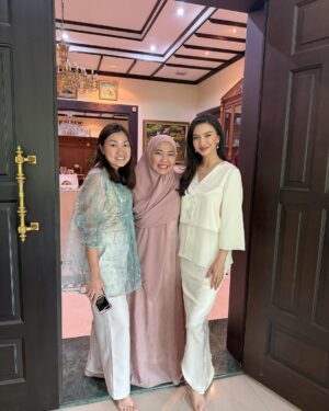 Raline Shah Instagram - Merayakan Idul Fitri di kampung halaman! My heart is full✨❤️🙏🏻
Happy to have friends and family enjoy lontong Medan at our open house. Last breakfast in Medan was @miejalandarat and having a go at cooking my fav dish☺️
Sending love and safe wishes for travels this Hari Raya.
#homebound #eid