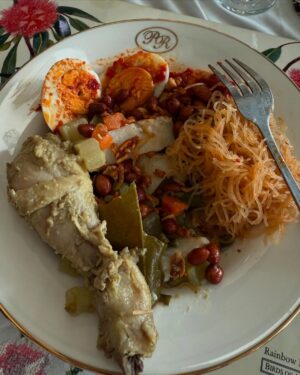 Raline Shah Instagram - Merayakan Idul Fitri di kampung halaman! My heart is full✨❤️🙏🏻
Happy to have friends and family enjoy lontong Medan at our open house. Last breakfast in Medan was @miejalandarat and having a go at cooking my fav dish☺️
Sending love and safe wishes for travels this Hari Raya.
#homebound #eid