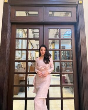 Raline Shah Instagram - Merayakan Idul Fitri di kampung halaman! My heart is full✨❤️🙏🏻
Happy to have friends and family enjoy lontong Medan at our open house. Last breakfast in Medan was @miejalandarat and having a go at cooking my fav dish☺️
Sending love and safe wishes for travels this Hari Raya.
#homebound #eid