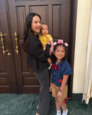 Raline Shah Instagram - Merayakan Idul Fitri di kampung halaman! My heart is full✨❤️🙏🏻
Happy to have friends and family enjoy lontong Medan at our open house. Last breakfast in Medan was @miejalandarat and having a go at cooking my fav dish☺️
Sending love and safe wishes for travels this Hari Raya.
#homebound #eid