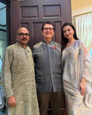 Raline Shah Instagram - Merayakan Idul Fitri di kampung halaman! My heart is full✨❤️🙏🏻
Happy to have friends and family enjoy lontong Medan at our open house. Last breakfast in Medan was @miejalandarat and having a go at cooking my fav dish☺️
Sending love and safe wishes for travels this Hari Raya.
#homebound #eid
