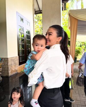 Raline Shah Instagram - Merayakan Idul Fitri di kampung halaman! My heart is full✨❤️🙏🏻
Happy to have friends and family enjoy lontong Medan at our open house. Last breakfast in Medan was @miejalandarat and having a go at cooking my fav dish☺️
Sending love and safe wishes for travels this Hari Raya.
#homebound #eid