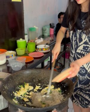 Raline Shah Instagram - Merayakan Idul Fitri di kampung halaman! My heart is full✨❤️🙏🏻
Happy to have friends and family enjoy lontong Medan at our open house. Last breakfast in Medan was @miejalandarat and having a go at cooking my fav dish☺️
Sending love and safe wishes for travels this Hari Raya.
#homebound #eid