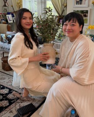 Raline Shah Instagram - Merayakan Idul Fitri di kampung halaman! My heart is full✨❤️🙏🏻
Happy to have friends and family enjoy lontong Medan at our open house. Last breakfast in Medan was @miejalandarat and having a go at cooking my fav dish☺️
Sending love and safe wishes for travels this Hari Raya.
#homebound #eid