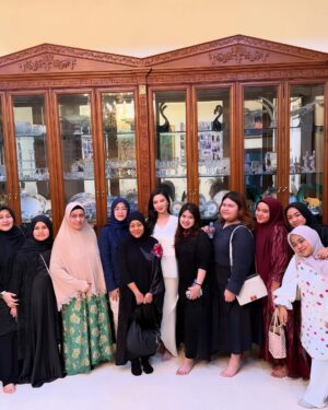 Raline Shah Instagram - Merayakan Idul Fitri di kampung halaman! My heart is full✨❤️🙏🏻
Happy to have friends and family enjoy lontong Medan at our open house. Last breakfast in Medan was @miejalandarat and having a go at cooking my fav dish☺️
Sending love and safe wishes for travels this Hari Raya.
#homebound #eid