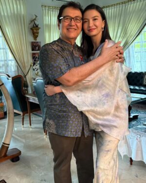 Raline Shah Instagram - Merayakan Idul Fitri di kampung halaman! My heart is full✨❤️🙏🏻
Happy to have friends and family enjoy lontong Medan at our open house. Last breakfast in Medan was @miejalandarat and having a go at cooking my fav dish☺️
Sending love and safe wishes for travels this Hari Raya.
#homebound #eid