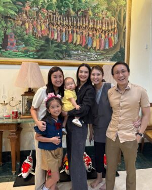 Raline Shah Instagram - Merayakan Idul Fitri di kampung halaman! My heart is full✨❤️🙏🏻
Happy to have friends and family enjoy lontong Medan at our open house. Last breakfast in Medan was @miejalandarat and having a go at cooking my fav dish☺️
Sending love and safe wishes for travels this Hari Raya.
#homebound #eid