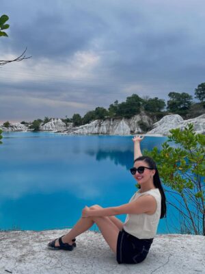 Raline Shah Instagram - Danau Kaolin Bangka: Keindahan Biru Alami tanpa Filter. Danau ini terbentuk dari bekas tambang kaolin (bahan baku keramik) yang kini berubah jadi destinasi alam menakjubkan. Contoh nyata kolaborasi antara alam dan industri.
Swipe ampe abis untuk pesan penting titipan Danau Kaolin 🫶🏼
#DanauKaolin #WisataBangka #AlamTanpaFilter #HiddenParadise #cintaindonesia