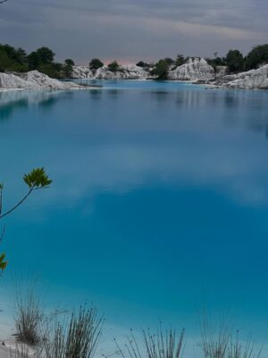 Raline Shah Instagram - Danau Kaolin Bangka: Keindahan Biru Alami tanpa Filter. Danau ini terbentuk dari bekas tambang kaolin (bahan baku keramik) yang kini berubah jadi destinasi alam menakjubkan. Contoh nyata kolaborasi antara alam dan industri.
Swipe ampe abis untuk pesan penting titipan Danau Kaolin 🫶🏼
#DanauKaolin #WisataBangka #AlamTanpaFilter #HiddenParadise #cintaindonesia