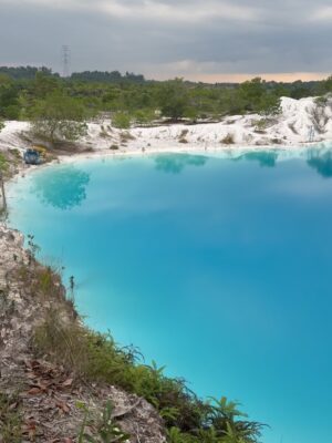 Raline Shah Instagram - Danau Kaolin Bangka: Keindahan Biru Alami tanpa Filter. Danau ini terbentuk dari bekas tambang kaolin (bahan baku keramik) yang kini berubah jadi destinasi alam menakjubkan. Contoh nyata kolaborasi antara alam dan industri.
Swipe ampe abis untuk pesan penting titipan Danau Kaolin 🫶🏼
#DanauKaolin #WisataBangka #AlamTanpaFilter #HiddenParadise #cintaindonesia