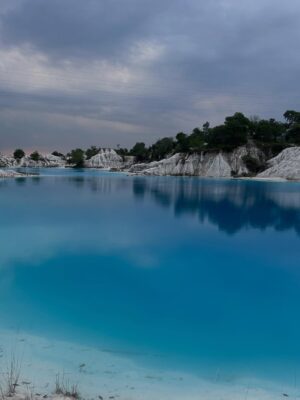 Raline Shah Instagram - Danau Kaolin Bangka: Keindahan Biru Alami tanpa Filter. Danau ini terbentuk dari bekas tambang kaolin (bahan baku keramik) yang kini berubah jadi destinasi alam menakjubkan. Contoh nyata kolaborasi antara alam dan industri.
Swipe ampe abis untuk pesan penting titipan Danau Kaolin 🫶🏼
#DanauKaolin #WisataBangka #AlamTanpaFilter #HiddenParadise #cintaindonesia