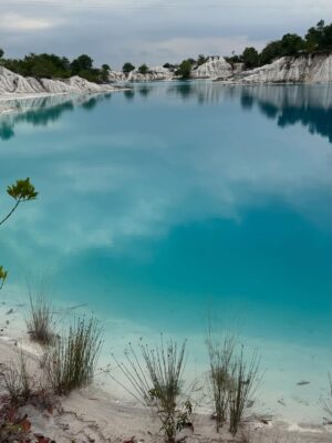 Raline Shah Instagram - Danau Kaolin Bangka: Keindahan Biru Alami tanpa Filter. Danau ini terbentuk dari bekas tambang kaolin (bahan baku keramik) yang kini berubah jadi destinasi alam menakjubkan. Contoh nyata kolaborasi antara alam dan industri.
Swipe ampe abis untuk pesan penting titipan Danau Kaolin 🫶🏼
#DanauKaolin #WisataBangka #AlamTanpaFilter #HiddenParadise #cintaindonesia