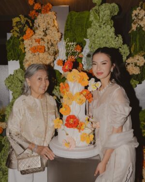 Raline Shah Instagram - Perayaan hari lahir di bulan Ramadhan❤️
Terimakasih atas semua kasih dan sayangnya🥹
Venue @stalkjakarta
Decor @peaandpie
MC @bayuadhitama
