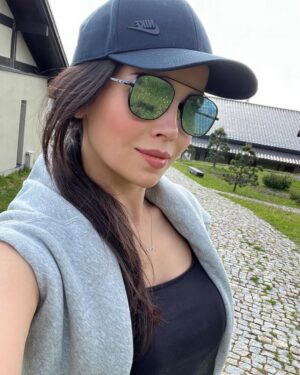 Rana El Hariri Instagram - تحت الضوء أو بالظل؟
أنا كنت دائماً بفضّل الظل.
مو لأني بكره الشمس، أنا بختار الظل لأني كنت دائماً شوف الشمس أجمل لما تضوي على الناس يلي بيخصوني.