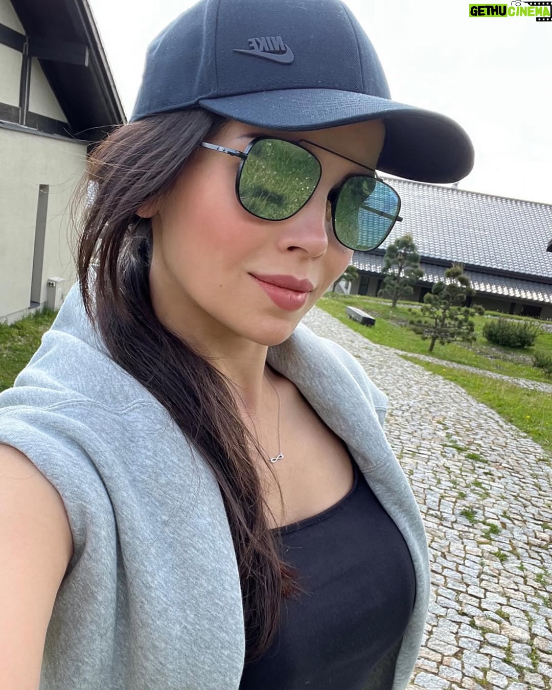 Rana El Hariri - 18.8K Likes - تحت الضوء أو بالظل؟
أنا كنت دائماً بفضّل الظل.
مو لأني بكره الشمس، أنا بختار الظل لأني كنت دائماً شوف الشمس أجمل لما تضوي على الناس يلي بيخصوني.