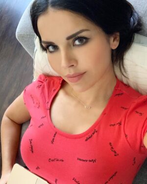 Rana El Hariri Instagram - من أي بلد عم اتابعوني؟ وشو أكتر بلد بيعجبكن (زرتوه أو بتتمنوا تزوروه)؟ 😌