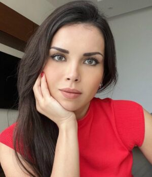 Rana El Hariri Instagram - نحنا عايشين بعالم استهلاكي، وكلشي حوالينا عم يشجعنا لنهتم بتفاصيل ثانوية، ونسعى لاقتناء سلع وأغراض بدون أي سبب أو حاجة حقيقية.
نحنا عايشين بعالم سطحي، صارت فيه حقيبة اليد هوس وطموح، صار الستايل أهم من المضمون، وصاروا الناس ممكن يوقعوا بغرام ماركة معينة أو حذاء.
وأهم النصائح صارت عن تنسيق الاطلالة واختيار الاكسسوار المناسب وتقليد "اللوكات" المبهرة لبعض الشهيرين والشهيرات.
نحنا عايشين بعالم مزيف، أهمية الانسان فيه تقاس بعدد المتابعين مو بحجم الانجازات، و ترتبط شهرة الشخص بمقدار "جمال شكله"، أو استعداده لنشر تفاصيل حياته الخاصة على الملأ لحصد المزيد من المشاهدات.
نحنا عايشين ب عالم مُشوّه، صار فيه للجمال معايير ثابتة ومقاسات، وكأن البشر تحولوا ل مجسمات بحاجة للتعديل أو بالونات بحاجة للنفخ، شفاه، خدود، أرداف وعضلات، الكل عم يحاول، رجالاً ونساء.
عالم عم يلغي الانسانية فينا و يحولنا ل كائنات متشابهة، وبدون تفكير عم ننساق ورا وهم "المثالية" وعم ننسى الهدف الأساسي من وجودنا بهالحياة.