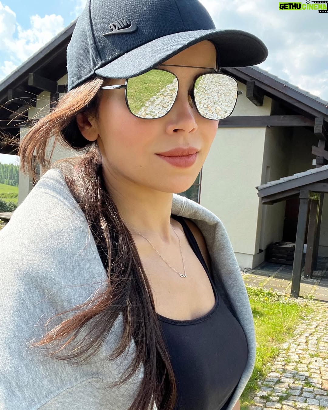 Rana El Hariri - 18.8K Likes - تحت الضوء أو بالظل؟
أنا كنت دائماً بفضّل الظل.
مو لأني بكره الشمس، أنا بختار الظل لأني كنت دائماً شوف الشمس أجمل لما تضوي على الناس يلي بيخصوني.