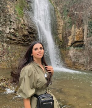 Rana El Hariri Instagram - أجمل الأشياء في الحياة مجانيّة💚 بتوافقوا على هالكلام أو لأ؟ Best things in life are free,do you agree?