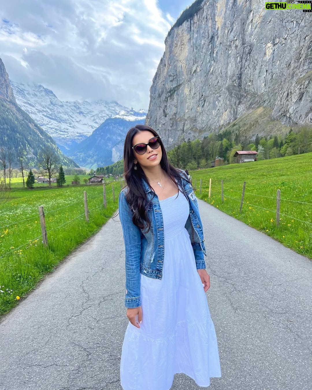 Rana El Hariri - 26.4K Likes - كلنا منمر ب مصاعب بالحياة.
أكيد بتتفاوت ب شدتها وقسوتها، بس دايماً لازم نتذكر 😌
كل باب بيتسكر، بيفتح بداله عشرة أبواب.
كل محنة منتجاوزها بتخلينا نصير أقوى ب مئات المرات.
كل لحظة حزن منعيشها رح يجينا بدالها من الفرح ساعات.
العمر واحد، لا تضيعوا منه دقيقة عم تتحسروا على ناس اتخلوا عنكم، على فرص ضاعوا منكم، أو لأنكم يوماً ما غلطوا ببعض الخيارات.🤍