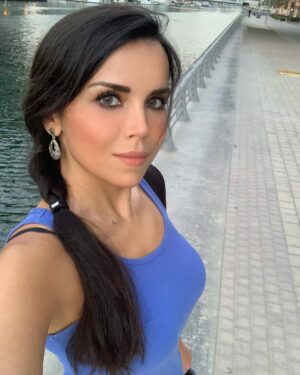 Rana El Hariri Instagram - كتيرة صفحات "المؤثرين" عالسوشال ميديا، يلي بيقولولنا كيف لازم تكون أشكالنا لحتى نكون حلوين، شو لازم نلبس لحتى نصير أنيقين، كيف لازم نحكي لنبين مهضومين، وشو لازم ناكل ومن وين لازم نشتري غراضنا لحتى بالنهاية نصير متلون 🙄 أنا ما بعتبر حالي مؤثرة بس لما بشوف هدول المؤثرين بتمنى لو بقدر أثر فيكون وأطلب منكون ما تتأثروا فيهون 🤪😅 لا تقبلوا تصيروا نسخ عن حدا، لانو الأصل دائما أهم وأجمل من التقليد ❤️