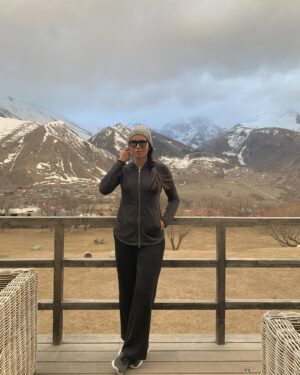 Rana El Hariri Instagram - جبال جورجيا🏔😍 من أجمل الأماكن يلي زرتها بحياتي .. خبروني أنتو, شو أجمل مكان زرتوه أو بتتمنوا تزوروه؟