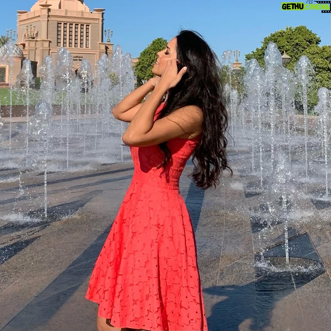 Rana El Hariri - 26.5K Likes - ما بعرف وقف ثابتة لما حدا يصورني🤷🏻‍♀️ المهم بعد عدة محاولات زبطت صورة وحدة 😅 مين متلي بيعذب بالتصوير؟ 🤣