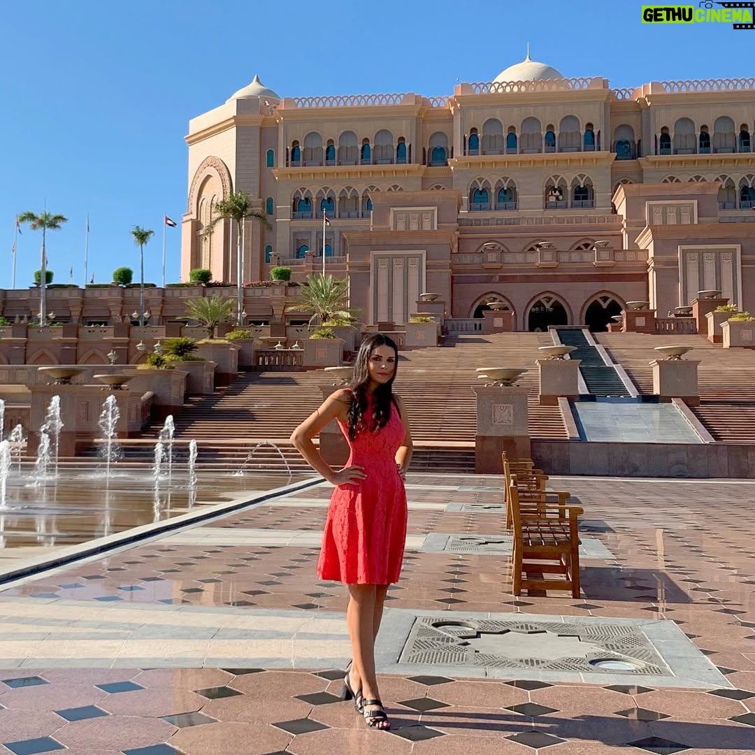 Rana El Hariri - 26.5K Likes - ما بعرف وقف ثابتة لما حدا يصورني🤷🏻‍♀️ المهم بعد عدة محاولات زبطت صورة وحدة 😅 مين متلي بيعذب بالتصوير؟ 🤣