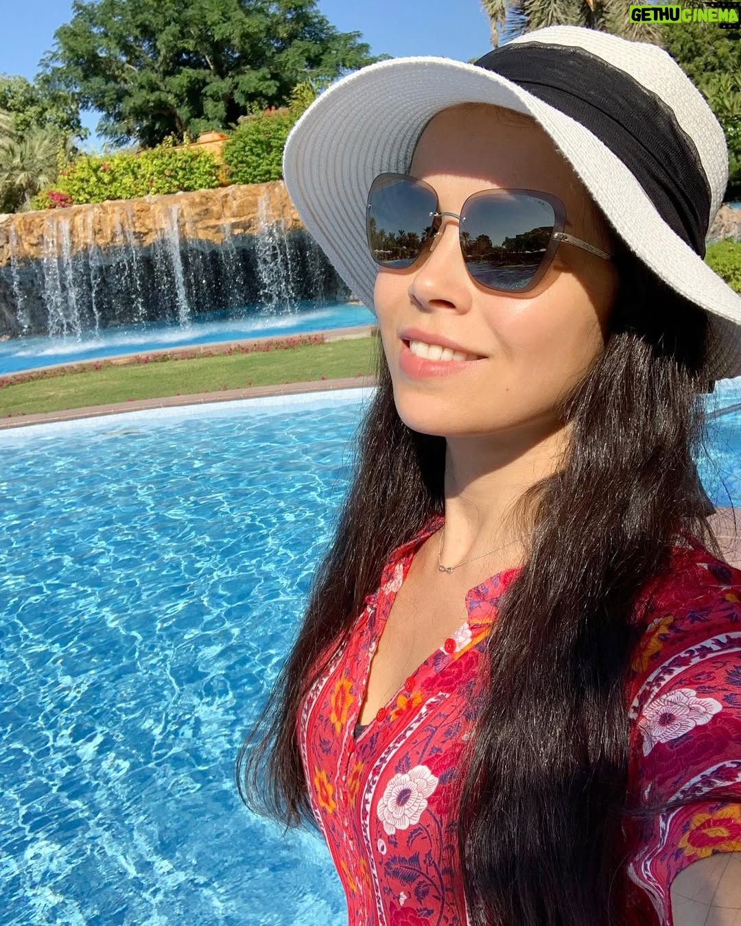 Rana El Hariri - 19K Likes - أخر أيام الصيف والخريف مع بعض 🍂🌝 الجو عنا حلو كتير، أنتو كيف الطقس عندكون؟