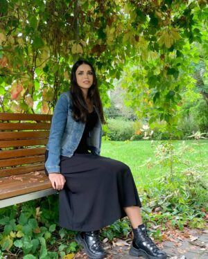 Rana El Hariri Instagram - مفهوم الأناقة بيختلف باختلاف الناس والأذواق والمجتمعات.
الأناقة بالنسبة الي هي اللبس المناسب في المكان المناسب. ما بقدر البس حذاء كعب عالِ 👠 و أنا نمط حياتي في مشي كتير. ما بقدر البس جاكيت رسمي 🕶 وأنا رايحة عالجنينة! أو فستان سهرة👗 وأنا رايحة عالسوبرماركت! 😁
الأناقة بالنسبة الي هي إني البس الشي يلي بيريحني، سواء كان بالموضة و"تريندي" أو طلع من الموضة من سنين 🤷🏻♀️.
أنا عم انشر ب صفحتي صور من حياتي، ماني عم أعمل جلسات تصوير ولا عم قدم نفسي ك مؤثرة بعالم الازياء.
و لو فيني أثر كنت بتمنى لو بقدر أقنعكم تبطلوا هاد الهوس بالأشكال، بالمكياجات والصيحات الجمالية والملابس والماركات .. هاد كله عم ياخد من وقتكم ومن دخلكم المالي ومن حياتكم الكتير .. دوروا على التفاصيل يلي بتخليكم ناس أفضل، أنجح وأسعد مو التفاصيل يلي بتخليكم حلوين أو أنيقين 😉