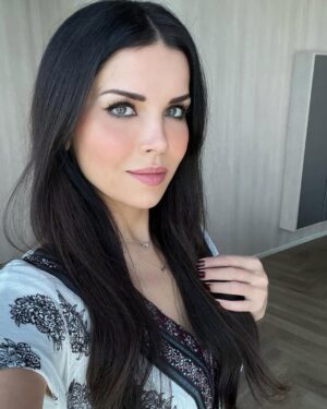 Rana El Hariri Instagram - نحنا عايشين بعصر كل شي فيه بيتغير بسرعة، حتى الملابس, كل كم شهر بتتغير الموضة والترندات 😵💫.
لحتى تضلوا علقانين ب دوامة المشتريات، عم تهدروا أموالكم وجهودكم على شي فعلاً ما بيضيف شي مفيد لحياتكم.
لهيك بتمنى تسمعوا نصيحتي وما توقعوا ب فخ (آخر الصيحات العالمية 🙃) وتختاروا من الملابس فقط الشي يلي بيناسب أجسامكم، ذوقكم، قناعاتكم، والصورة يلي بدكم تقدموا فيها حالكم للآخرين 😉.
أكيد المظهر الخارجي مهم، خاصة للانطباع الأول، بس الأهم منه بكتير هو الانطباع الحقيقي والدائم يلي بتتركوه عند الآخرين من خلال تصرفاتكم🤍
و بالمناسبة الفستان يلي بالصور ويلي كتيرين بعتوا يسألوني عنه، صرله عندي أكتر من ٧ سنين، يمكن مانه عالموضة بس أنا عاجبني😊.