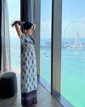 Rana El Hariri Instagram - نحنا عايشين بعصر كل شي فيه بيتغير بسرعة، حتى الملابس, كل كم شهر بتتغير الموضة والترندات 😵💫.
لحتى تضلوا علقانين ب دوامة المشتريات، عم تهدروا أموالكم وجهودكم على شي فعلاً ما بيضيف شي مفيد لحياتكم.
لهيك بتمنى تسمعوا نصيحتي وما توقعوا ب فخ (آخر الصيحات العالمية 🙃) وتختاروا من الملابس فقط الشي يلي بيناسب أجسامكم، ذوقكم، قناعاتكم، والصورة يلي بدكم تقدموا فيها حالكم للآخرين 😉.
أكيد المظهر الخارجي مهم، خاصة للانطباع الأول، بس الأهم منه بكتير هو الانطباع الحقيقي والدائم يلي بتتركوه عند الآخرين من خلال تصرفاتكم🤍
و بالمناسبة الفستان يلي بالصور ويلي كتيرين بعتوا يسألوني عنه، صرله عندي أكتر من ٧ سنين، يمكن مانه عالموضة بس أنا عاجبني😊.