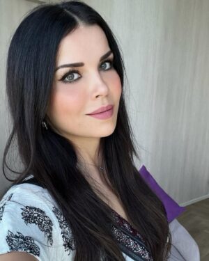 Rana El Hariri Instagram - نحنا عايشين بعصر كل شي فيه بيتغير بسرعة، حتى الملابس, كل كم شهر بتتغير الموضة والترندات 😵💫.
لحتى تضلوا علقانين ب دوامة المشتريات، عم تهدروا أموالكم وجهودكم على شي فعلاً ما بيضيف شي مفيد لحياتكم.
لهيك بتمنى تسمعوا نصيحتي وما توقعوا ب فخ (آخر الصيحات العالمية 🙃) وتختاروا من الملابس فقط الشي يلي بيناسب أجسامكم، ذوقكم، قناعاتكم، والصورة يلي بدكم تقدموا فيها حالكم للآخرين 😉.
أكيد المظهر الخارجي مهم، خاصة للانطباع الأول، بس الأهم منه بكتير هو الانطباع الحقيقي والدائم يلي بتتركوه عند الآخرين من خلال تصرفاتكم🤍
و بالمناسبة الفستان يلي بالصور ويلي كتيرين بعتوا يسألوني عنه، صرله عندي أكتر من ٧ سنين، يمكن مانه عالموضة بس أنا عاجبني😊.
