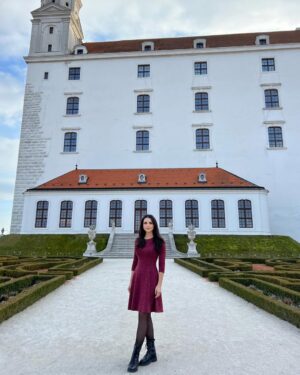 Rana El Hariri Instagram - لما تولد في عائلتكم بنت، ربوها لتكبر وتكون طيبة، ذكية، قوية ومستقلة، مو لتكون دلوعة وغنوجة واتِّكاليّة.
علموها تهتم بتوسيع مداركها بدل ما تنشغل بتعديل ملامحها.
اهتموا بتعليمها و تثقيفها ومنحها مهارات مختلفة تقدر من خلالها تبني مستقبلها وتحمي حالها، بدل ما تركز كل اهتمامها على البحث عن الأمير يلي لازم ينقذها.
خبروها أنه فارس الأحلام ممكن يجي بأي وقت من حياتها، ممكن يخليها أميرة بس كمان ممكن بلحظة يتحول ل كابوس وينزلها عن عرشها.
خلوها تعرف أنو ما حدا مُجبَر يحققلها أحلامها أو يمنحها السعادة.
هي لازم ما تنسى نفسها، وتسعى دائماً لتطوير ذاتها وتتذكر أنه سعادتها هي الوحيدة المسؤولة عنها.
علموها أنه الرجل في حياتها ممكن يكون شريك و ند، بس هي بروحها الجميلة، أدبها، ثقافتها، وعلمها، انسانة كاملة مو بحاجة لحدا يكملها.❤️