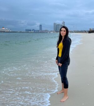 Rana El Hariri Instagram - العمر قصير والأيام بتمر سرعة، وأغلى شي منمتلكه بحياتنا هو الوقت، لهيك لا تمنحوا وقتكم غير للناس يلي بتستاهل 😌 وهي حكمة أخر السنة، شاركوني شو الحكمة يلي أنتو استخلصتوها؟