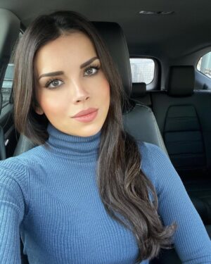 Rana El Hariri Instagram - علمتني الحياة أنو بهالدنيا ما في شي مضمون.
أجمل البلدان ممكن تدمرها الحروب، أقرب الناس ممكن ياخذهم الموت، أفضل الأصدقاء ممكن تبعدهم الظروف، صحتنا ممكن تخذلنا، المصاري دائماً بتفقد قيمتها، أغلى الممتلكات ممكن تُسرق وتُنهب.
لهيك عندي شعور دائم بالامتنان، ممتنة لكل الناس الموجودين بحياتي، ممتنة لكل تفصيل، لكل لحظة بعيشها و كل تجربة بمر فيها.
علمتني الحياة أنه السعادة الدائمة هي مجرد حلم، والانسان السعيد هو يلي بيعرف يسرق من السعادة لحظات كل فترة، والحزن شعور جميل لأنه بيخلينا نشوف العالم من منظور مختلف، وبيعطي للحظات السعادة معنى وقيمة أكبر، أما الألم فهو الشعور يلي بيصقل أرواحنا، اذا كنا من الأساس أشخاص جيدين شعورنا بالألم بيخلينا نصير أفضل، منقدر نتعاطف مع غيرنا ونفهم أنو بحياة الآخرين ممكن نكون السم و ممكن نكون البلسم.
علمتني الحياة أنه البشر مختلفين، في منون الكذابين، والمنافقين، الاستغلاليين، ويلي بلا ضمير وبلا أخلاق، بس في كمان بهالحياة أشخاص رائعين، طيبين، محبين، صادقين، مخلصين، يمكن عددهم بهالزمن صار قليل، بس أكيد لسا موجودين، وأسعدنا حظاً هو يلي بيصدفهم وبيتمسك فيهم، وما بيسمح لحاله لأي سبب يخسرهم، لأنو متل هيك ناس ممكن ما يجوا بحياتنا أكتر من مرة ❤️