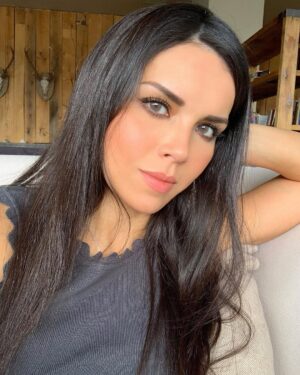 Rana El Hariri Instagram - الظروف الصعبة وقلة المصاري، بتصنع أشخاص أفضل، عندون تعاطف وتفهم أكبر لأوضاع الآخرين.
أما الأشخاص يلي بيستخدموا وسائل التواصل الاجتماعي لشتم وإهانة أي شخص اذا حسوا أنه حياته أفضل أو ظروفه أحسن، هدول مشكلتهم مو مرتبطة بالظروف، وسببها الوحيد هو نقص بالأخلاق مو بالمصاري.