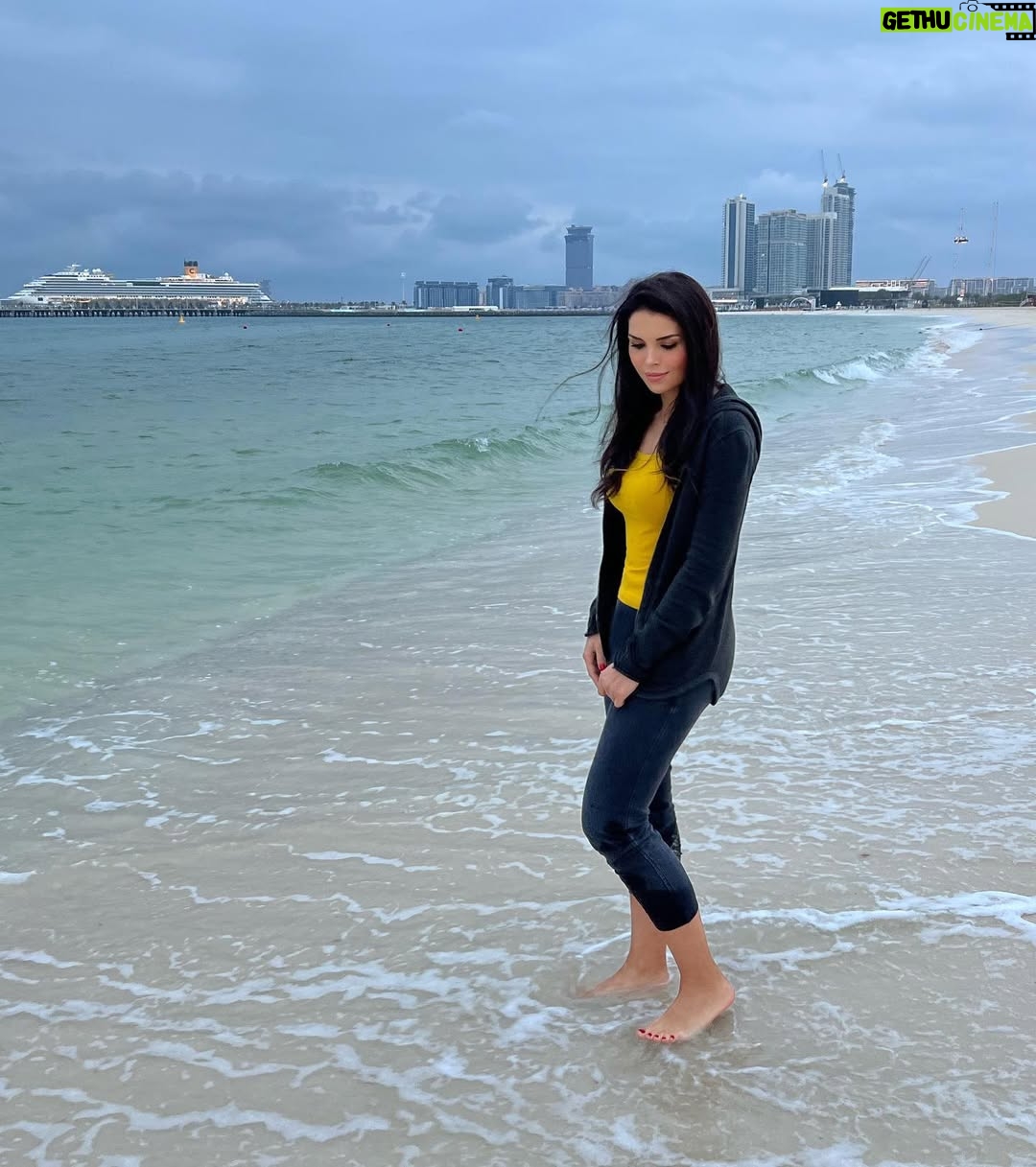Rana El Hariri - 36.2K Likes - العمر قصير والأيام بتمر سرعة، وأغلى شي منمتلكه بحياتنا هو الوقت، لهيك لا تمنحوا وقتكم غير للناس يلي بتستاهل 😌 وهي حكمة أخر السنة، شاركوني شو الحكمة يلي أنتو استخلصتوها؟