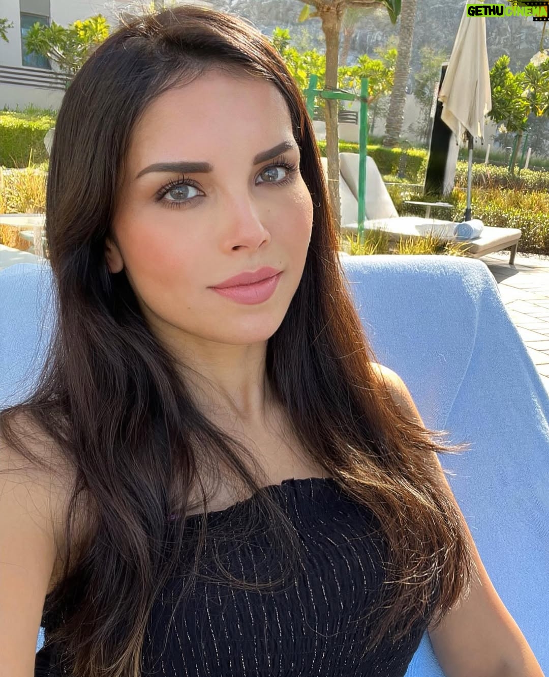 Rana El Hariri - 18.7K Likes - بهالحياة كلنا بحاجة ل انسان يكون معنا، ولو كان بعيد برغم المسافات منعرف أنه دائماً موجود ليساندنا، منقدر نحكيله اسرارنا، ومنشكيله همومنا، لو العالم كله وقف ضدنا منعرف أنه رح يواجه العالم ويضل بصفنا 😌 في بحياتكم هيك حدا؟
