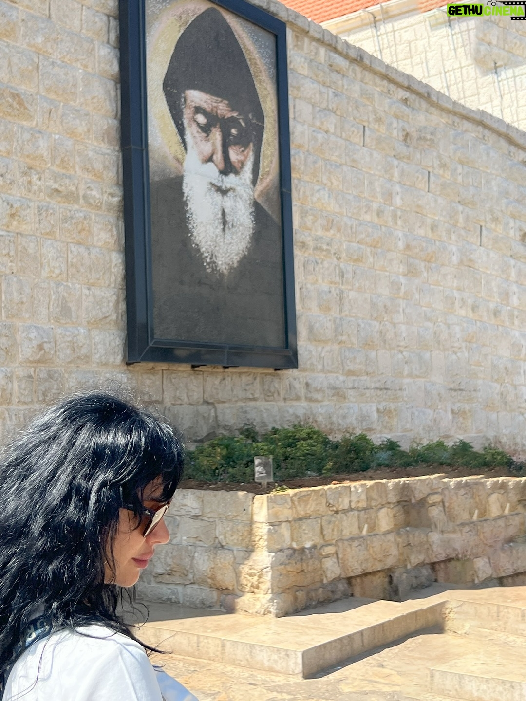 Rasha Sharbatgy - 22.9K Likes - .
بيوت الله بتبقى وحدة بكل بقاع الأرض، ولما يكون الحب والإيمان موجود بالقلب بيصير في خشوع وسعادة وإحساس بالأمان بأي مكان عبادة، لأنو الله واحد بكل الأديان وكلنا منلاقيه جوا قلبنا وبصلواتنا وبأفعالنا الإنسانية وأخلاقنا

#مار_شربل #عنايا #لبنان